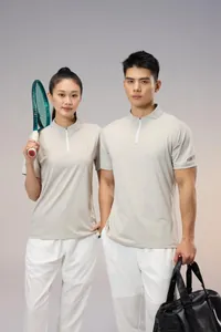 T-shirts de sport en soie glacée à séchage rapide avec demi-zip sur des mannequins.