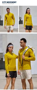 Dettaglio della maglietta sportiva a maniche lunghe giallo senape con colletto a lupetto zip