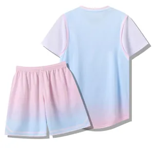 Gedetailleerd achteraanzicht van mesh basketbal sportpak met roze en blauw kleurverloop