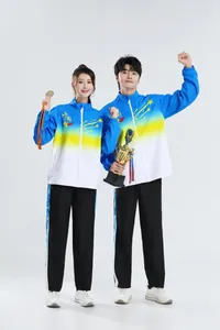Vollständige Detailansicht des Sportanzugs im Team China Stil, getragen von Models.