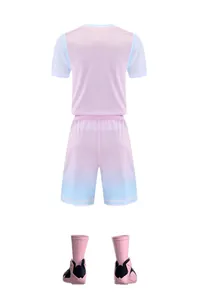 Achteraanzicht van roze en blauw basketbaltenue met ademende mesh-mouwen.