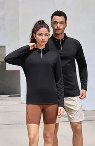 Modelli che indossano maglie sportive a maniche lunghe con collo alto a zip e asciugatura rapida.
