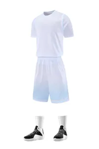 Detail van wit-blauw gradiënt basketbaltenue met atletische sportschoenen.
