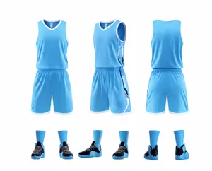 Detailansicht eines hellblauen Basketball-Uniform-Sets mit passenden Socken und Schuhen.