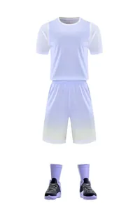 Detailweergave van paars basketbalshirtset met kleurverloop, shorts en schoenen