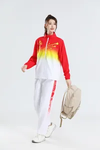 Frau im rot-weißen Team China Trainingsanzug-Set mit Sternen und chinesischem Text