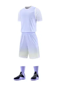 Detailweergave van het paars-witte basketbaltenue met kleurverloop en nep-tweedelig effect.