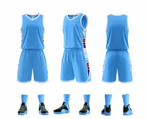 Detaillierte Ansicht des hellblauen Basketball-Trikots und Shorts-Sets mit passenden Schuhen