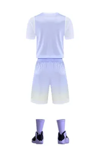 Achteraanzicht van een professioneel paars en geel verloop basketbalshirt en short