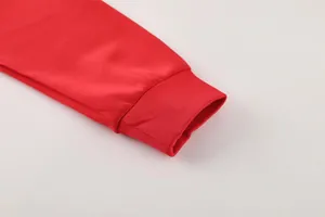 Nahaufnahme eines leuchtend roten Rippbündchens an einer langärmeligen Sportjacke.