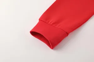 Nahaufnahme des roten gerippten elastischen Bündchens einer langärmeligen Badmintonjacke