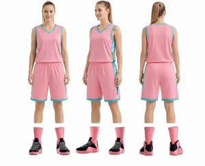 Umfassende Ansichten des rosa Basketball-Trikot-Sets inklusive passender Sportsocken