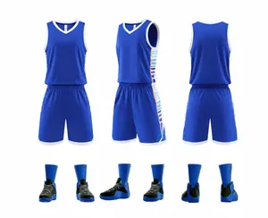 Mehrwinkelansicht eines königsblauen Basketball-Trikot-Sets mit Shorts und Socken