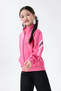 Nahaufnahme einer pinkfarbenen Kinder-Sportjacke mit 'Passion'-Aufdruck am Ärmel.