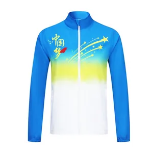 Nahaufnahme einer Sportjacke mit blau-gelbem Farbverlauf und China-Dream-Grafikdesign