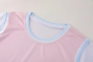 Gedetailleerd overzicht van een ademende mesh basketbaljersey kraag in roze en blauw