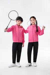 Detailansicht von Kindern in rosa langärmligen Badminton-Trainingsjacken und Hosen