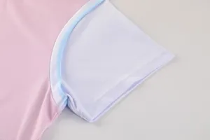 Detailopname van een tweekleurige basketbal jersey mouw met ademend mesh materiaal