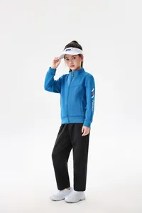 Mädchen in einem blauen, langärmeligen Badminton-Trainingsanzug mit Jacke und Hose