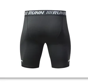 Vue détaillée de l'arrière du short de compression noir pour homme avec ceinture RUNN
