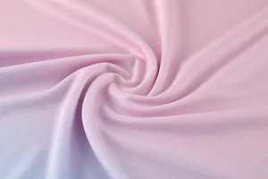 Close-up van ademende mesh-stof met een levendig roze en blauw kleurverloop design