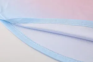 Detailweergave van de dubbelgestikte zoom van een basketbalshirt met kleurverloop.