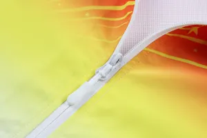 Detailansicht einer Sportjacke mit weißem Reißverschluss und Farbverlauf