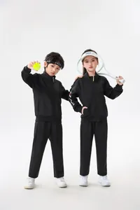 Junge und Mädchen in schwarzen Sportanzügen für Badminton- und Tennistrainingsstunden