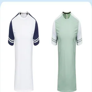 Nahaufnahme von schnelltrocknenden Sport-T-Shirts in Weiß und Grün mit Raglan-Ärmel-Details