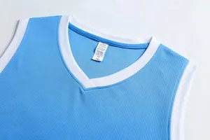 Detail des hellblauen Mesh-Stoffs und V-Ausschnitts eines Basketballtrikots mit Etikett