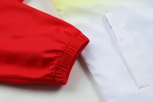 Detailansicht der elastischen Manschette und Paspeltasche an einer bunten Sportjacke