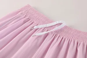 Detail van ademende lichtroze basketbalshort met elastische tailleband en trekkoord.