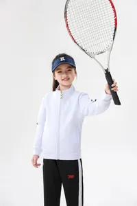 Lächelndes Mädchen in weißer Sportjacke und schwarzer Hose mit einem Tennisschläger