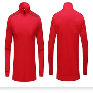 Detaillierte Vorder- und Rückansicht einer roten Herren-Sportjacke mit Stehkragen