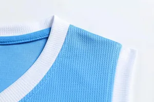 Detaillierte Nahaufnahme eines blauen Basketballtrikots mit weißem, geripptem Kragendetail