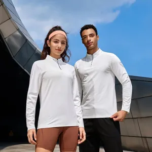 Coppia in magliette sportive bianche a maniche lunghe a asciugatura rapida con zip
