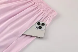Detailopname van roze sportshort met een functionele zijzak en een telefoon erin