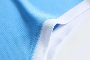 Nahaufnahme von atmungsaktivem hellblauem Mesh-Gewebe und Nähten am Basketballtrikot