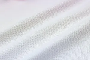 Makrodetail aus weißem, atmungsaktivem Mesh-Gewebe für professionelle Sportbekleidung