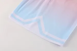 Detailopname van mesh basketbalshirt met roze naar blauw verloop en witte strepen