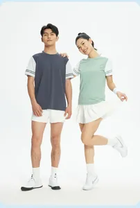 Zwei Models tragen atmungsaktive, schnell trocknende Sport-T-Shirts in Anthrazit und Hellgrün