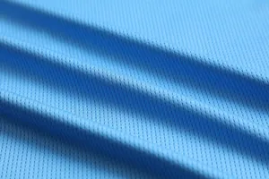 Detaillierte Nahaufnahme des blauen Mesh-Gewebes für schnelltrocknende Sport Basketballtrikots