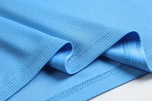 Detaillierte Makroansicht von hellblauem atmungsaktivem Mesh-Gewebe mit robustem Doppelsaum-Finish