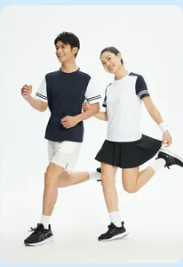 Asiatisches Paar joggt in atmungsaktiven, schnelltrocknenden Sport-T-Shirts
