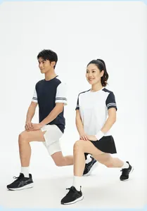 Atmungsaktive Lauf-T-Shirts an Models beim Ausfallschritt in Weiß und Dunkelblau