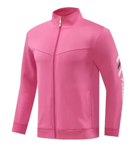 Detailansicht des rosa Sportjackenärmels mit Passion-Schriftzug und Reißverschluss