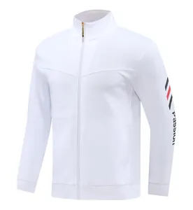 Vorderansicht der weißen Sporttrainingsjacke mit PASSION-Textaufdruck auf dem Ärmel