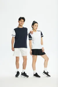 Atmungsaktive, schnell trocknende Sport-T-Shirts, getragen von Modellen im Studio