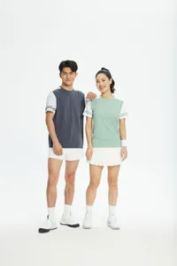 Ein sportliches Paar trägt schnell trocknende T-Shirts in Grün und Anthrazitgrau