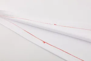 Κοντινό πλάνο με κόκκινες ραφές σε λευκό αναπνεύσιμο πλέγμα αθλητικής φανέλας